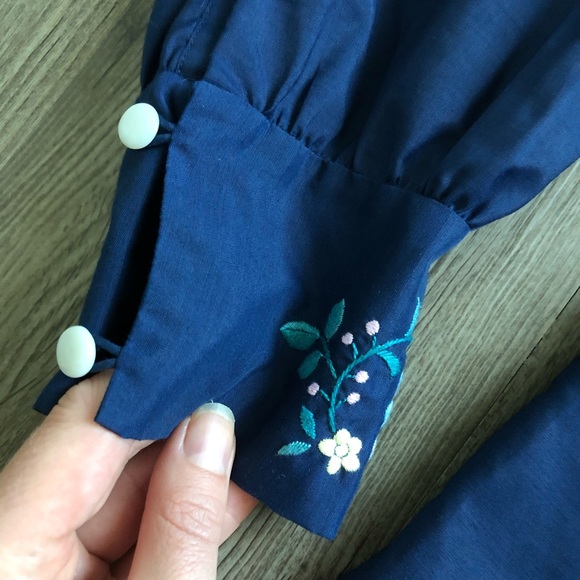 LAST CHANCE Vintage Tramo of Switzerland Embroidered Top - Picture 6 of 10